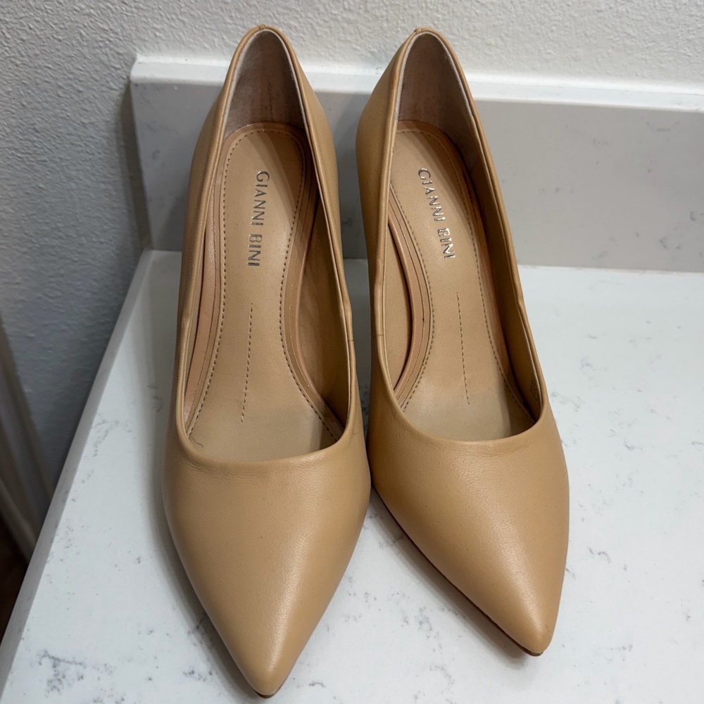 Gianni Bini Classic Tan 4” Heels
